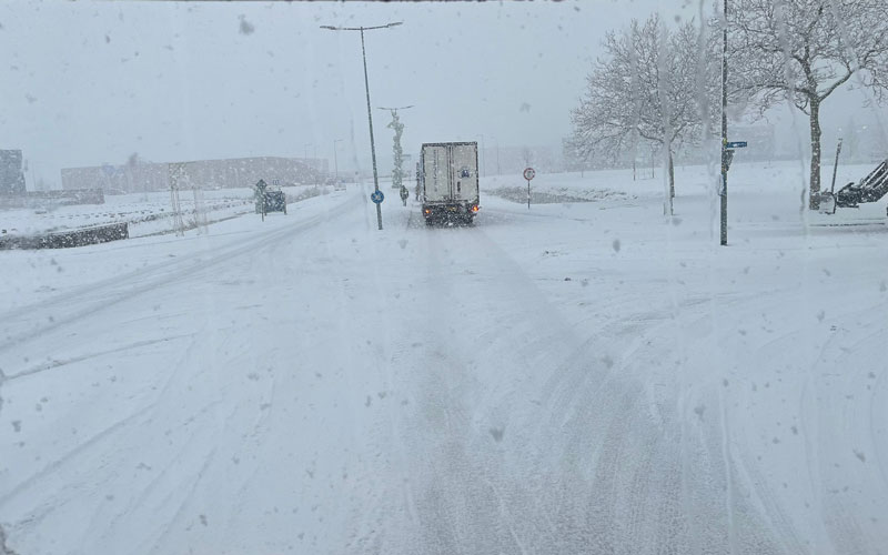 Auto-wassen-na-sneeuw-en-pekel-waarom-het-zo-belangrijk-is
