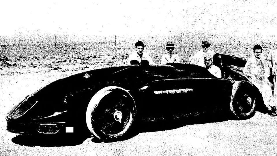 George_Eyston_sur_'Speed_of_the_Wind'_de_525CV_à_moteur_Rolls,_recordman_du_monde_des_24_heures_à_Bonneville_Salt_Flats_en_septembre_1935 ford model a